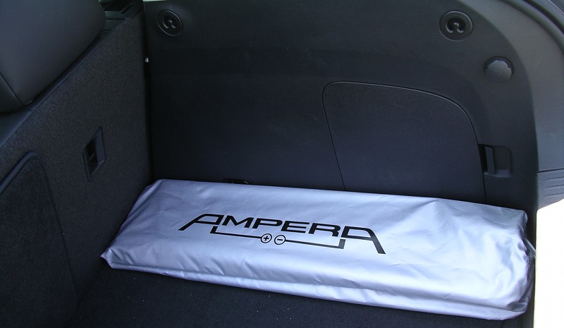 Compartiment arrière Opel Ampera avec pare-soleil