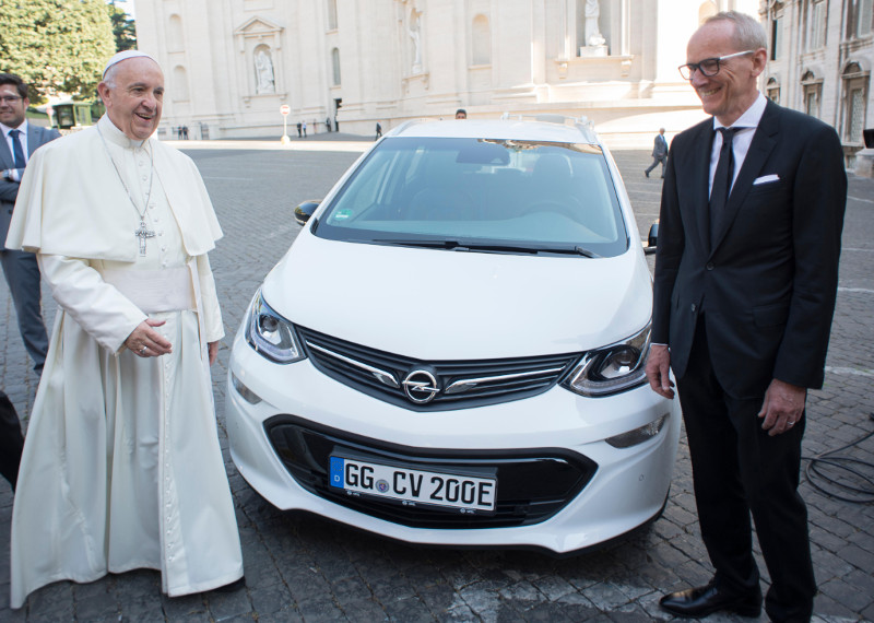 Opel Ampera-e Pape François