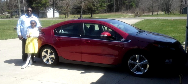 Erick Belmer et sa Chevrolet Volt rouge