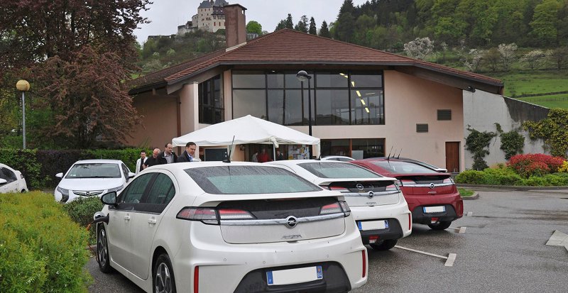 Ampera et Volt devant la salle des fêtes de Menthon