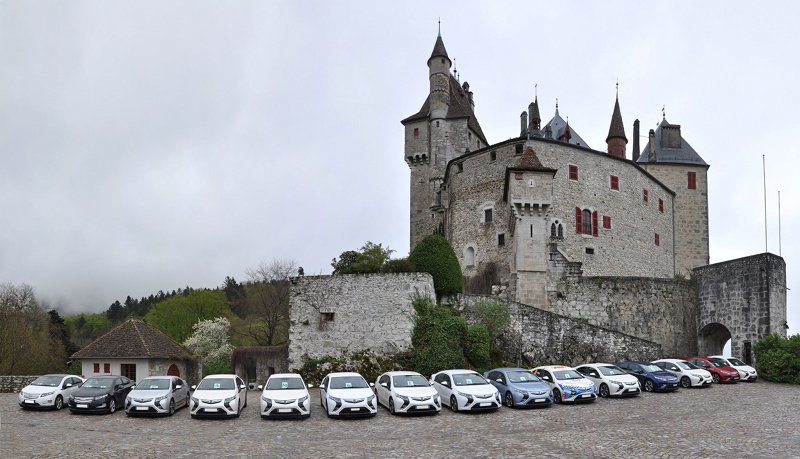 Ampera et Volt devant le château de Menthon St Bernard